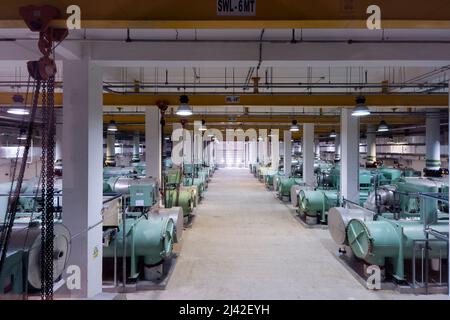 Eine zentrale Ansicht einer Maschinenhalle für eine Fernkühlanlage Stockfoto