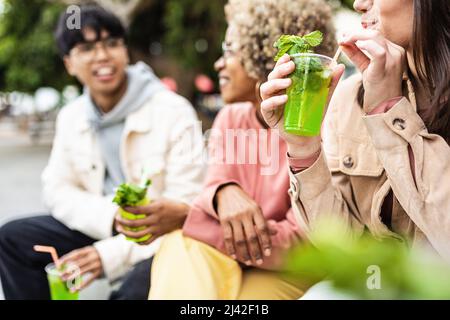 Glückliche junge Freunde trinken Cocktails im Freien Stockfoto