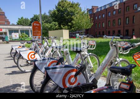 EXETER, Großbritannien - 18. JULI 2021 Co Bikes Electric Charging on Paris Street Stockfoto
