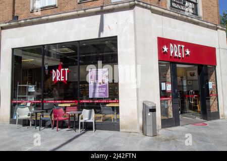 EXETER, Großbritannien - 18. JULI 2021 COVID sichere Sitzplätze in der Filiale von Pret A Manger Sandwich Shop auf der High Street Stockfoto