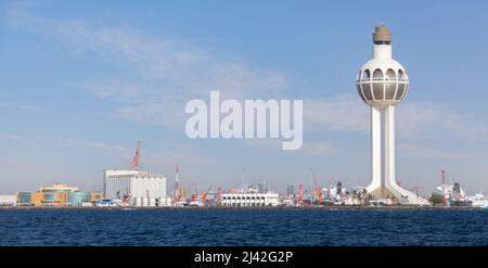 Hafen von Jeddah, Saudi-Arabien. Skyline mit weißem Verkehrskontrollturm Stockfoto