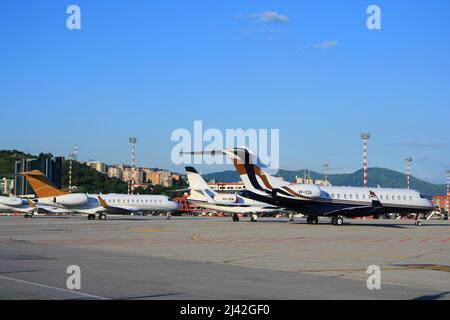 Genua, Italien - 26. Juni 2017. Luxuriöse Business-Jets, die am Flughafen Genua International geparkt sind. Sonniger Tag und blauer Himmel. Stockfoto