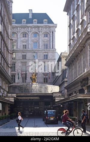 Öffentlicher Raum mit Besuchern. Covent Garden, London, Großbritannien. Architekt: Verschiedene, 2021. Stockfoto