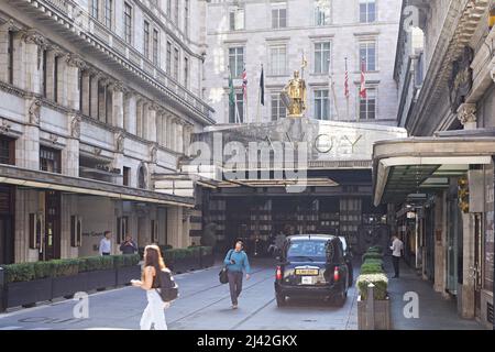 Öffentlicher Raum mit Besuchern. Covent Garden, London, Großbritannien. Architekt: Verschiedene, 2021. Stockfoto