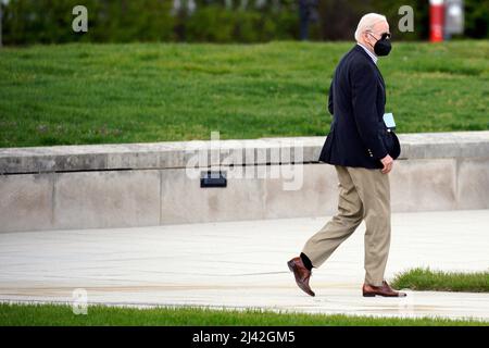 Arlington, Vereinigte Staaten. 09. April 2022. Der US-Präsident Joe Biden verlässt das Pentagon in Arlington, Virginia, auf dem Weg nach Wilmington, Delaware, am 9. April 2022. Quelle: Yuri Gripas/Pool via CNP/dpa/Alamy Live News Stockfoto