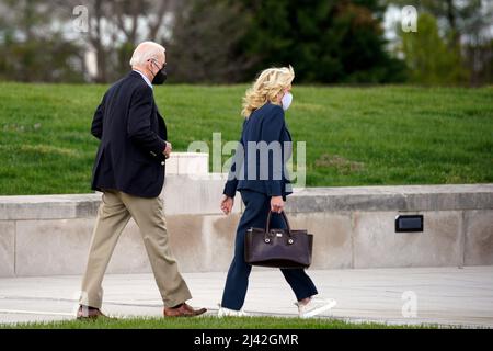 Arlington, Vereinigte Staaten. 09. April 2022. Der US-Präsident Joe Biden und die First Lady Dr. Jill Biden verlassen am 9. April 2022 das Pentagon in Arlington, Virginia, auf dem Weg nach Wilmington, Delaware. Quelle: Yuri Gripas/Pool via CNP/dpa/Alamy Live News Stockfoto