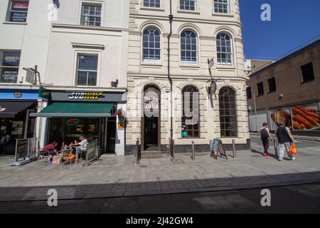 EXETER, Großbritannien - 18. JULI 2021 Geschäfte und Einkäufer in der Queen Street Stockfoto