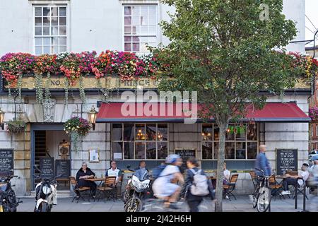 Öffentlicher Raum mit Besuchern. Covent Garden, London, Großbritannien. Architekt: Verschiedene, 2021. Stockfoto