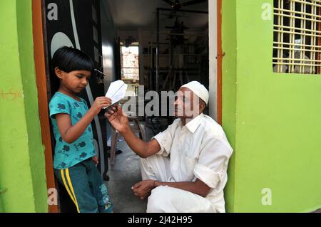 Neu-Delhi, Indien. 11. April 2022. Muslimische Kinder spielen und beten während Namaj in Chanderi in Chanderi Madhya Pradesh am 11. April 2022 in Neu-Delhi, Indien. (Foto: Ravi Batra/Sipa USA) Quelle: SIPA USA/Alamy Live News Stockfoto