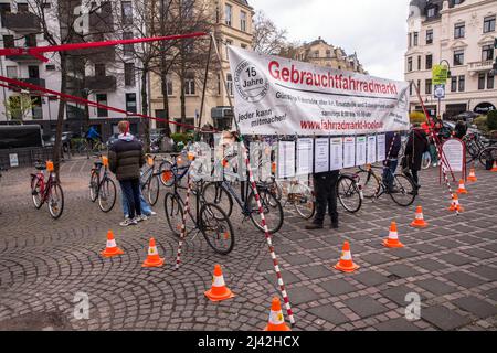 Gebrauchtfahrradmarkt in der Agnes-Kirche, Köln, Deutschland. Gebrauchtfahrradmarkt an der Agneskirche im Agnesviertel, Köln, Deutschland. Stockfoto