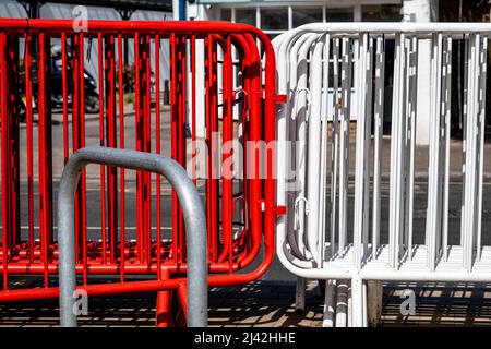 Epsom Surrey London, Großbritannien, April 11 2022, Red and White Crowd Control Sicherheitsbarrieren Stockfoto