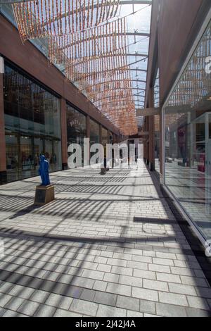 EXETER, Großbritannien - 18. JULI 2021 Dachdekorationen und Schatten im Prinesshay Einkaufszentrum Stockfoto