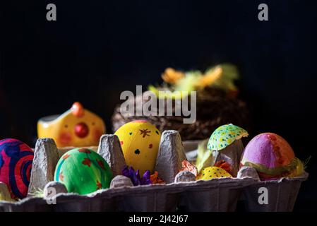 Gefärbte Ostereier-Konzept auf schwarzem Hintergrund, Nahaufnahme, isoliert Stockfoto