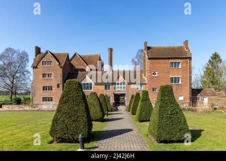 Harvington Hall, ein mittelalterliches und elisabethisches Herrenhaus aus dem 16.. Jahrhundert im Weiler Harvington, Worcestershire, England, Großbritannien Stockfoto