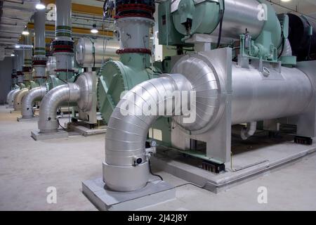 Maschinenhalle für Kühlanlagen in der Nähe Stockfoto