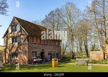 Das Malt House, das für Erfrischungen genutzt wird, in der Harvington Hall, einem mittelalterlichen, elisabethanischen Herrenhaus aus dem 16.. Jahrhundert in Worcestershire, England, Großbritannien Stockfoto