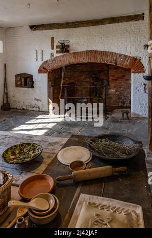 The Great Kitchen in Harvington Hall, einem mittelalterlichen, elisabethanischen Herrenhaus aus dem 16.. Jahrhundert in Worcestershire, England, Großbritannien Stockfoto