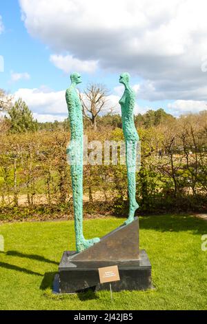 Statue 'Equilibrium' von Michael Speller im RHS Garden Wisley, Surrey, England, Großbritannien, 2022. April Stockfoto