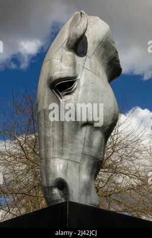 Pferdekopf-Statue „Still Water“ von Nic Fiddian Green im RHS Garden Wisley, Surrey, England, Großbritannien, 2022. April Stockfoto