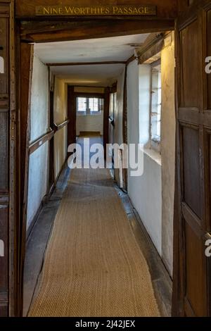 Nine Worthies Passage in Harvington Hall, einem mittelalterlichen, elisabethanischen Herrenhaus aus dem 16.. Jahrhundert in Worcestershire, England, Großbritannien Stockfoto