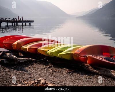 Kajaks am Ufer des Lake Crescent im Olympic National Park, Stockfoto