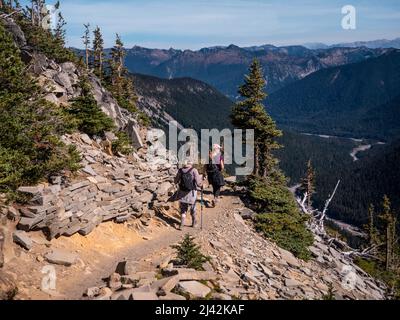 Zwei Wanderfrauen auf einem Wanderweg am Mt. Rainier National Park Stockfoto