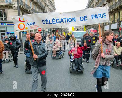 Paris, Frankreich, Demonstration französischer Behinderter, Association des Paralysés de France, für den Zugang zu Wohnungen, Banner, Wohnrecht für Rollstühle Stockfoto