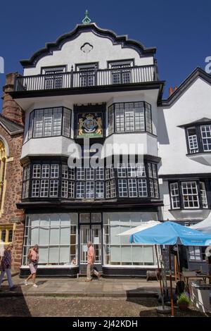 EXETER, Großbritannien - 18. JULI 2021 das berühmte und alte Mol's Coffee House in Cathedral Yard Stockfoto