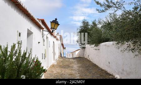 Malerische Kopfsteinpflasterstraße, Laternen und weiße Häuser in der mittelalterlichen Stadt Mertola, Alentejo, Portugal, Europa Stockfoto