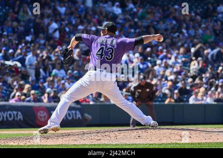 Denver CO, USA. 10. April 2022. Der Colorado Pitcher Jhoulys Chacin (43) wirft während des Spiels mit den Los Angeles Dodgers und den Colorado Rockies, das im Coors Field in Denver Co. David Seelig/Cal Sport Medi stattfand, einen Pitch. Kredit: csm/Alamy Live Nachrichten Stockfoto