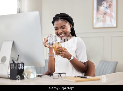 Vergessen Sie nicht, Ihrem Geist eine Pause zu gönnen. Aufnahme einer jungen Geschäftsfrau, die Kaffee trinkt, während sie am Arbeitsplatz ein Telefon benutzt. Stockfoto