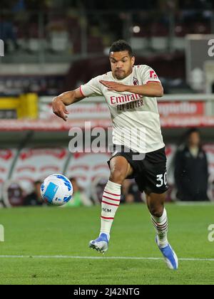 Turin, Italien. 10. April 2022. Junior Messia (AC Mailand) springt in der Luft zum Ball während des FC Turin gegen AC Mailand, italienische Fußballserie A Spiel in Turin, Italien, April 10 2022 Quelle: Independent Photo Agency/Alamy Live News Stockfoto