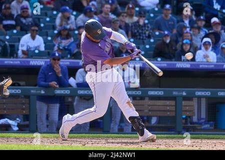 Denver CO, USA. 10. April 2022. Colorado Catcher Elias Diaz (35) trifft einen Homer während des Spiels mit Los Angeles Dodgers und Colorado Rockies, das im Coors Field in Denver Co. David Seelig/Cal Sport Medi stattfand. Kredit: csm/Alamy Live Nachrichten Stockfoto