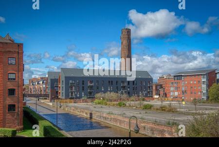 Chester, Vereinigtes Königreich - 6. April 2022 : Blick auf den Kanal und Chester Leadworks und den Schrotturm Stockfoto