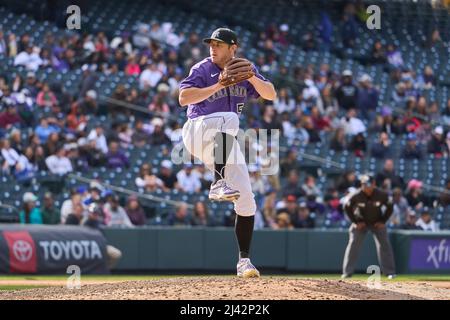 Denver CO, USA. 10. April 2022. Der Colorado Pitcher Ty Blach (50) wirft während des Spiels mit Los Angeles Dodgers und den Colorado Rockies, das im Coors Field in Denver Co. David Seelig/Cal Sport Medi stattfand, einen Pitch. Kredit: csm/Alamy Live Nachrichten Stockfoto