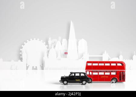 Modell rot Bus und schwarz Taxi & London Skyline Konzept Stockfoto