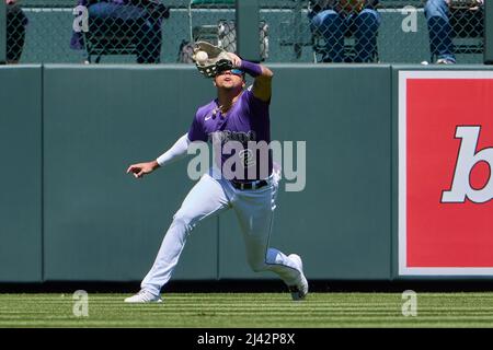 Denver CO, USA. 10. April 2022. Colorado Center Fielder Yonathan Daza (2) in Aktion während des Spiels mit Los Angeles Dodgers und Colorado Rockies im Coors Field in Denver Co. David Seelig/Cal Sport Medi. Kredit: csm/Alamy Live Nachrichten Stockfoto