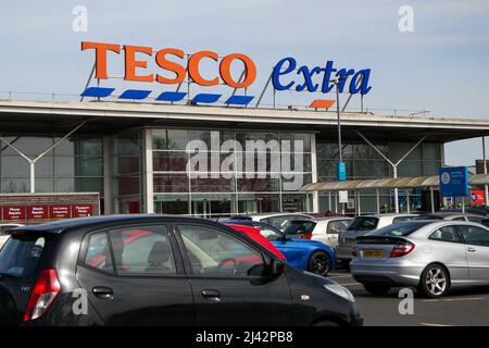 London, Großbritannien. 11. April 2022. Außenansicht des Tesco extra Supermarkts. Kredit: SOPA Images Limited/Alamy Live Nachrichten Stockfoto