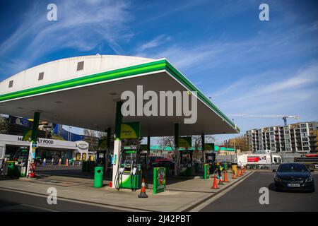 London, Großbritannien. 11. April 2022. Außenansicht der BP-Tankstelle. Kredit: SOPA Images Limited/Alamy Live Nachrichten Stockfoto