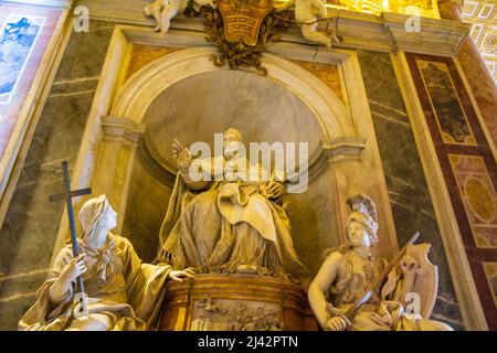 Päpstliche Statue in der Petersbasilika Papale di San Pietro in Vaticano, UNESCO-Weltkulturerbe, Juni 2016 Stockfoto