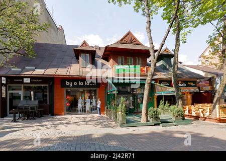 Zakopane, Polen - 12. Juni 2015: Altes Wohnhaus, das um 1900 aus Holz gebaut wurde, jetzt gibt es Restaurants und Geschäfte auf dem Boden flo Stockfoto