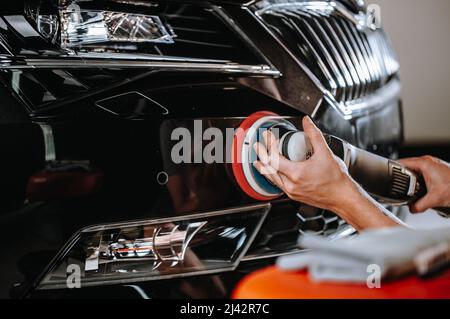 Professionelle Detaillierung eines modernen Autos, Lack Polierlack, Reinigung Auto Stockfoto