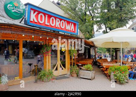 Zakopane, Polen - 20. September 2016: Restaurant namens Kolorowa, im großen Holzgebäude am Haupteinkaufsviertel und an der Fußgängerzone gelegen Stockfoto