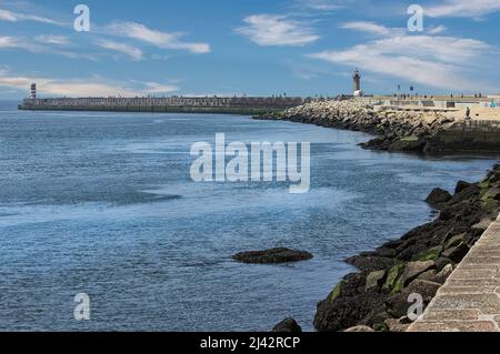 Die wunderschöne und farbenfrohe Stadt Porto, deren historisches Zentrum zum UNESCO-Weltkulturerbe gehört, ist eines der beliebtesten Reiseziele in Europa. Stockfoto