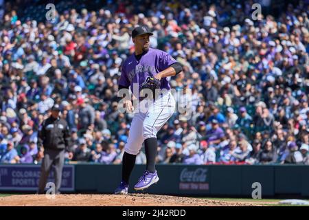 Denver CO, USA. 10. April 2022. Colorado Pitcher Antonio Senzatela (49) wirft einen Pitch während des Spiels mit Los Angeles Dodgers und Colorado Rockies, das im Coors Field in Denver Co. David Seelig/Cal Sport Medi stattfand. Kredit: csm/Alamy Live Nachrichten Stockfoto