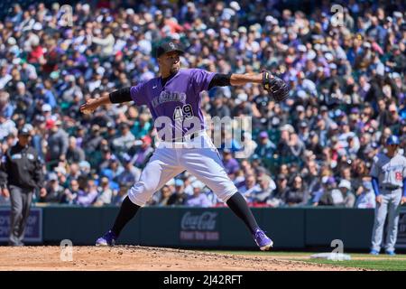 Denver CO, USA. 10. April 2022. Colorado Pitcher Antonio Senzatela (49) wirft einen Pitch während des Spiels mit Los Angeles Dodgers und Colorado Rockies, das im Coors Field in Denver Co. David Seelig/Cal Sport Medi stattfand. Kredit: csm/Alamy Live Nachrichten Stockfoto