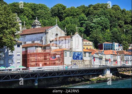 Die wunderschöne und farbenfrohe Stadt Porto, deren historisches Zentrum zum UNESCO-Weltkulturerbe gehört, ist eines der beliebtesten Reiseziele in Europa. Stockfoto