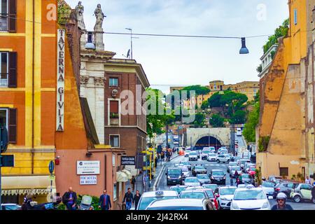 Starker morgendlicher Verkehr an der Via Acciaioli nach Ponte Principe Amedeo Savoia Aosta Central Rome Lazio, Italien Stockfoto