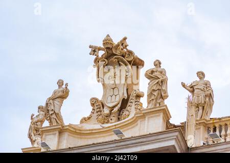 Skulpturen auf der Spitze der Petersbasilika im Vatikan, Italien Stockfoto