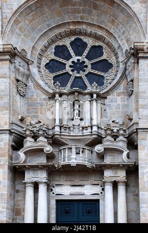 Die wunderschöne und farbenfrohe Stadt Porto, deren historisches Zentrum zum UNESCO-Weltkulturerbe gehört, ist eines der beliebtesten Reiseziele in Europa. Stockfoto